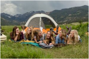 Cắm Trại Cao Cấp Glamping Doanh Nghiệp: Cắm Trại Sang Trọng & Tiện Nghi 1 cam trai cao cap glamping doanh nghiep